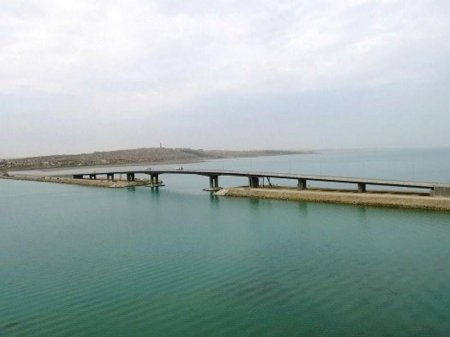 Ölkə Bakıda yola görə dənizi qurutdular - FOTO