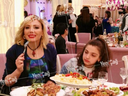 Tanınmış aparıcı qızı ilə - FOTO