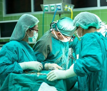 Həkim doğuşdakı ana ölümlərindən danışdı