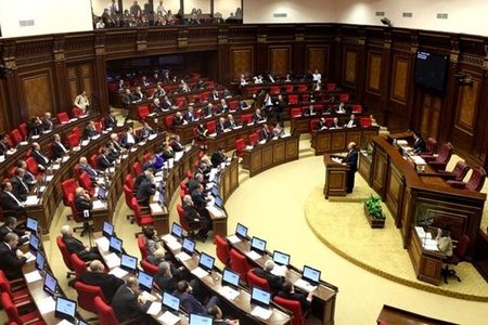 Ermənistan parlamentində əsən anti-Rusiya “küləyi”