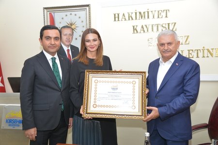 Binali Yıldırım Qənirə Paşayevaya Kırşehirin fəxri vətəndaşı statusu edib