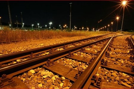 Bakıda dəmir yolu xətti üzərində yatan kişini qatar vurub