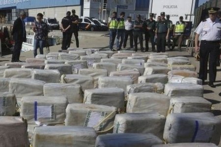 Atlantik okeanında 1 azərbaycanlı və 6 türk 3.7 ton kokainlə həbs olunub