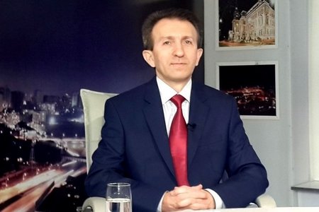 Elçin Əhmədov: Rusiyanın Ermənistanı silahlandırması onun tərəfsiz vasitəçiliyini şübhə altında qoyur