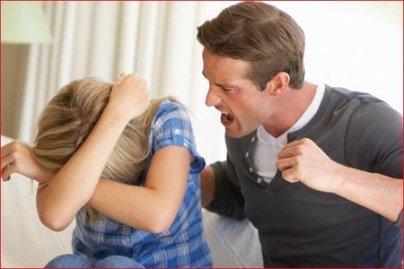 Bərdədə kişi həyat yoldaşı və qayınanasını döyərək onlara ağır xəsarət yetirib.