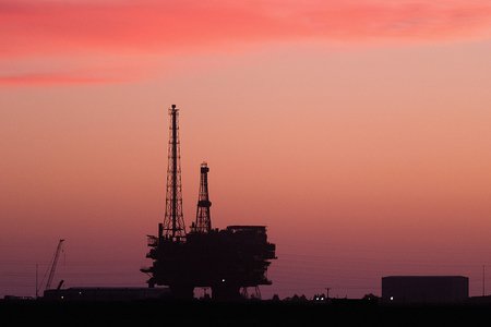 "Brent" markalı neftin bir barelinin qiyməti 63 dolları ötüb
