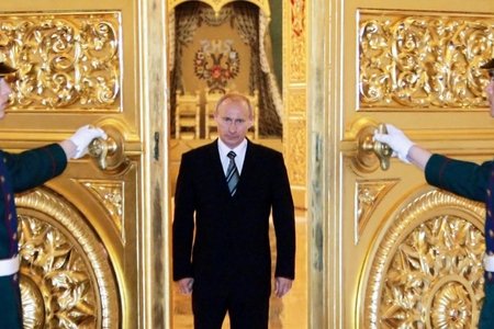 Putinin seçki tərəddüdü - Kreml başçısı namizədliyini elan etməkdən niyə çəkinir?
