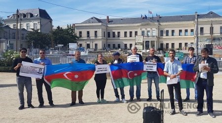 Fransada mühacirlər etiraz aksiyası keçirdi