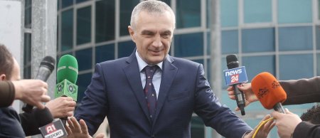 Albaniya yeni prezidentini seçib