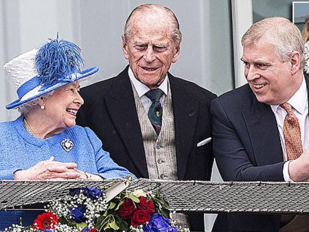 Britaniya təəccüblənib: kraliçanın əri kənara çəkildi - FOTO