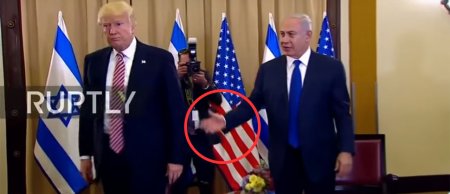 Tramp Netanyahunun əlini havada qoydu