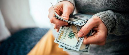 Bugünkü hərracda dollar ucuzlaşıb