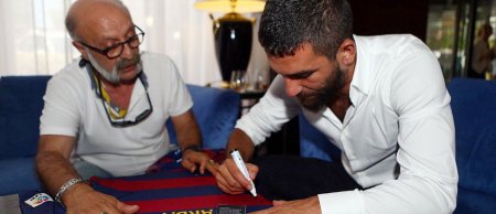 Arda Turan jurnalisti döydü
