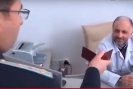 Rüşvətə görə tutulan baş həkim və köməkçisi məhkəmədə bir-birinin üzünə durub