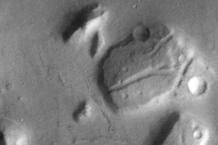 NASA Marsda “dinozavr başı” göstərdi