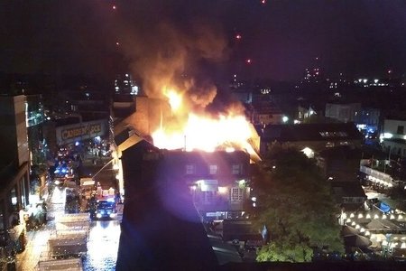Londonda bazarda yanğın baş verib