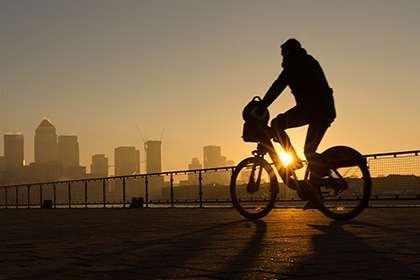 Velosipedi çılpaq sürmək istədi, cəzalandı