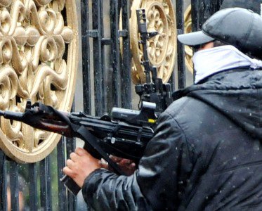 Terrorçular hərbi bazaya hücum edib: 17 ölü