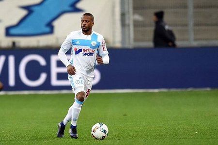 Patris Evra azarkeşi vurduğuna görə cəzalandırılacaq