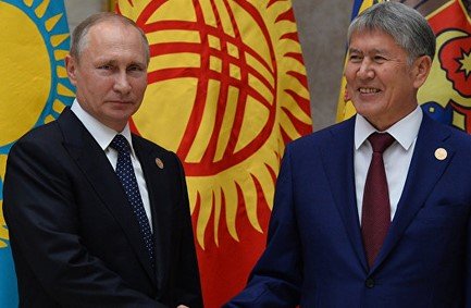 Atambayev Putinə orden verdi