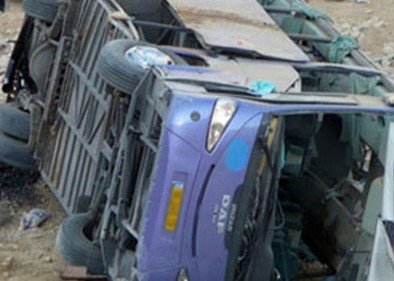 Yaponiyada turistlərlə dolu avtobus aşıb